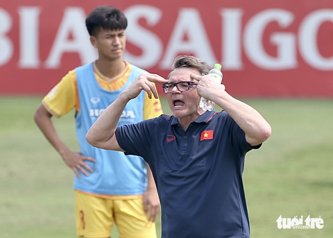 HLV Troussier chỉ U22 Việt Nam cách thoát pressing - Ảnh 9. HLV Troussier chỉ U22 Việt Nam cách thoát pressing - Ảnh 9.