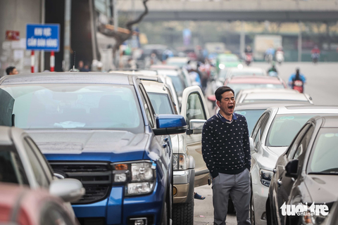 Hà Nội: Trung tâm đăng kiểm sáng ra mới báo đóng cửa vì thiếu nhân viên - Ảnh 1. Hà Nội: Trung tâm đăng kiểm sáng ra mới báo đóng cửa vì thiếu nhân viên - Ảnh 1.