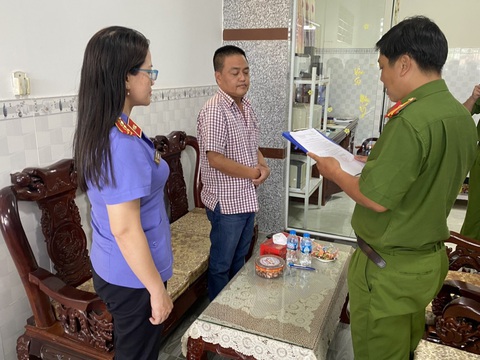 Bắt người làm giám đốc 3 trung tâm đăng kiểm ở Cần Thơ - Ảnh 2. Bắt người làm giám đốc 3 trung tâm đăng kiểm ở Cần Thơ - Ảnh 2.