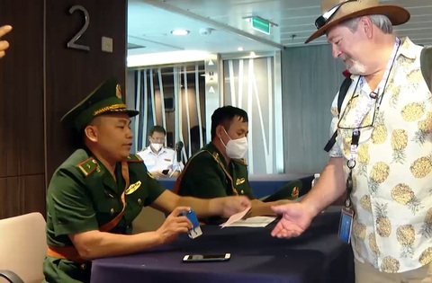 Đề xuất miễn thị thực khách quốc tế vùng trọng điểm, bỏ quy định mua bảo hiểm điều trị COVID-19 - Ảnh 2. Sĩ quan biên phòng Bà Rịa - Vũng Tàu đóng dấu nhập cảnh cho khách quốc tế vào cuối tháng 2-2023 - Ảnh: Đ.H.