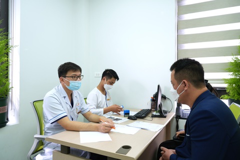 Bác sĩ nín thở vì bao quy đầu bệnh nhân cứng, hôi, nhiều cặn hóa thạch - Ảnh 1. Bác sĩ nín thở vì bao quy đầu bệnh nhân cứng, hôi, nhiều cặn hóa thạch - Ảnh 1.