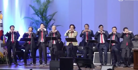 Hội Giáo sư đại học Hàn nhún nhảy cover theo hit của thần tượng gây sốt - Ảnh 4. Hội Giáo sư đại học Hàn nhún nhảy cover theo hit của thần tượng gây sốt - Ảnh 4.