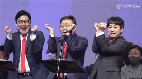 Hội Giáo sư đại học Hàn nhún nhảy cover theo hit của thần tượng gây sốt - Ảnh 1. Hội Giáo sư đại học Hàn nhún nhảy cover theo hit của thần tượng gây sốt - Ảnh 1.