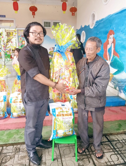 Lương y 8X và tâm niệm giúp người bớt khổ - Ảnh 1. Lương y Trần Công Vĩnh (trái) vẫn thường hoạt động từ thiện để chia sẻvới người già, trẻ em khó khăn - Ảnh: NVCC