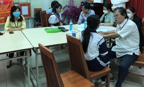 Lấy mẫu xét nghiệm để giám sát, điều tra dịch tễ khi học sinh nghỉ ốm bất thường tại hai trường THCS quận Bình Thạnh - Ảnh: Sở Y tế TP.HCM Bác sĩ thăm khám cho học sinh bị sốt - Ảnh: Sở Y tế TP.HCM