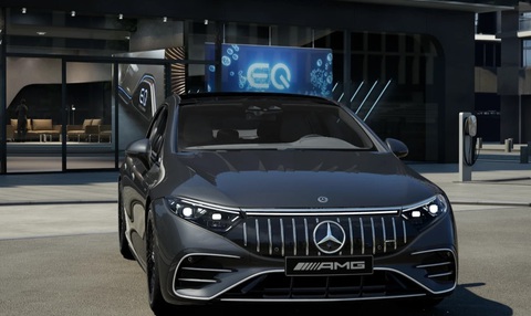 ‘Người Dơi’ Ben Affleck khổ sở đỗ Mercedes-Benz EQS, liên tục đâm vào Nissan Altima - Ảnh 2. ‘Người Dơi’ Ben Affleck khổ sở đỗ Mercedes-Benz EQS, liên tục đâm vào Nissan Altima - Ảnh 2.
