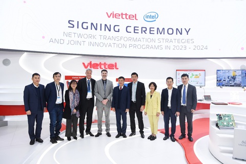 Viettel công bố hợp tác với Intel và Qualcomm tại MWC 2023 - Ảnh 1. Đại diện Viettel và Qualcomm tại buổi lễ ký kết