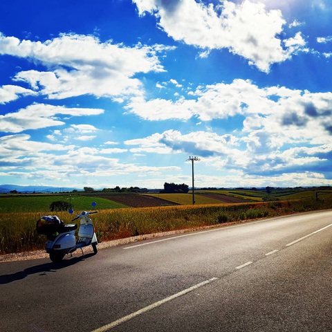 Một mình phượt từ Ý sang Đông Nam Á bằng xe máy Vespa cổ: Chuyến đi trong mơ của dân mê 2 bánh - Ảnh 3. Một mình phượt từ Ý sang Đông Nam Á bằng xe máy Vespa cổ: Chuyến đi trong mơ của dân mê 2 bánh - Ảnh 3.