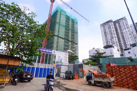 Cần "bộ ba" cho nhà ở xã hội - Ảnh 1. Dự án nhà ở xã hội Lý Thường Kiệt (Phú Thọ DMC) đang được xây dựng ở quận 10, TP.HCM chiều 1-3 - Ảnh: QUANG ĐỊNH