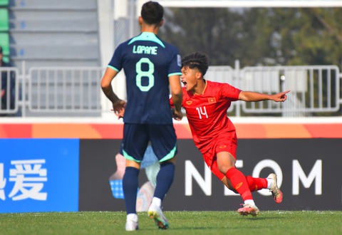 U20 Việt Nam - Úc 1-0: Mở ra cơ hội đi tiếp - Ảnh 1. Niềm vui của Quốc Việt (14) sau khi ghi bàn vào lưới U20 Úc - Ảnh: AFC