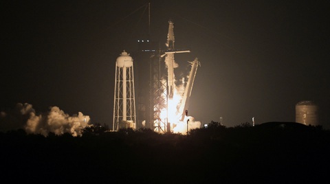Tàu vũ trụ SpaceX đưa phi hành gia Mỹ, Nga lên ISS - Ảnh 1. Tàu vũ trụ SpaceX đưa phi hành gia Mỹ, Nga lên ISS - Ảnh 1.