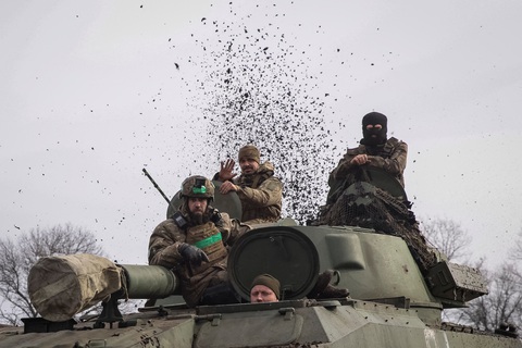 Nga tấn công dữ dội, Ukraine thừa nhận khó giữ Bakhmut - Ảnh 1. Binh sĩ Ukraine tại Bakhmut - Ảnh: REUTERS
