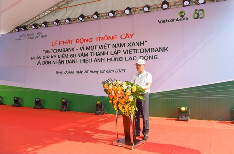 Vietcombank phát động chương trình trồng 60.000 cây xanh - Ảnh 1. Ông Phạm Quang Dũng - chủ tịch Vietcombank phát động phong trào trồng cây “Vietcombank - Vì một Việt Nam xanh” - Ảnh: VCB