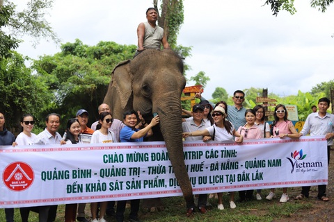 Bỏ cưỡi , để... cười cùng voi - Ảnh 2. Đoàn du khách miền Trung hào hứng với mô hình du lịch “cười cùng voi” tại Buôn Đôn - Ảnh: TRUNG TÂN