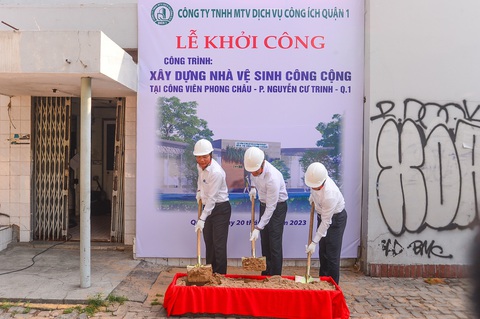 TP.HCM thay áo mới cho các nhà vệ sinh xuống cấp - Ảnh 1. TP.HCM thay áo mới cho các nhà vệ sinh xuống cấp - Ảnh 1.