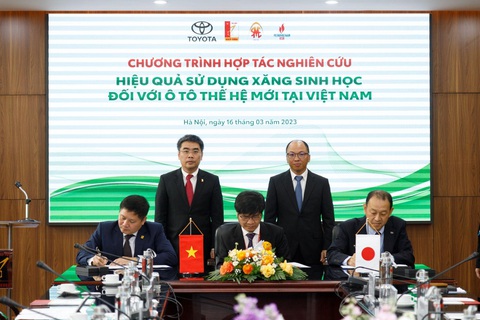 Toyota Việt Nam nghiên cứu nhiên liệu sinh học, giảm phát thải CO2 - Ảnh 1. Đại diện 3 bên ký kết biên bản ghi nhớ