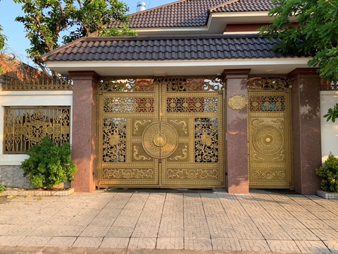 Nhôm đúc FACO tuyển dụng đại lý với chương trình ‘Trao Vàng thần tài’ - Ảnh 1. Hệ thống cổng của ngôi nhà mang phong cách truyền thống Việt Nam được làm từ nhôm đúc FACO
