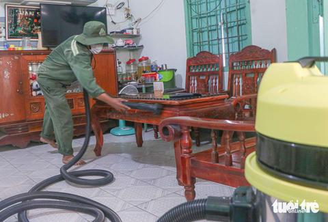 Nhà máy đường đưa người đến nhà dân làm vệ sinh vì bão bụi tro - Ảnh 2. Nhà máy đường đưa người đến nhà dân làm vệ sinh vì bão bụi tro - Ảnh 2.