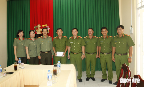 Cảnh sát bị chém 12 nhát vì quay phim nhóm mang hung khí - Ảnh 2. Cảnh sát bị chém 12 nhát vì quay phim nhóm mang hung khí - Ảnh 2.