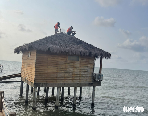 Tháo dỡ sáu căn bungalow xây dựng trái phép ở Phú Quốc - Ảnh 1. Tháo dỡ sáu căn bungalow xây dựng trái phép ở Phú Quốc - Ảnh 1.