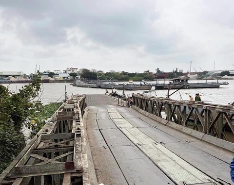 Sà lan lớn tông gãy cầu phao Ninh Cường, một người mất tích - Ảnh 1. Sà lan lớn tông gãy cầu phao Ninh Cường, một người mất tích - Ảnh 1.