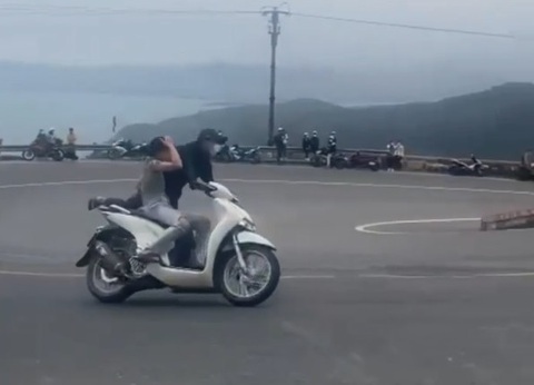 Làm rõ clip đôi nam nữ lái xe máy ‘làm xiếc’ trên đèo Hải Vân - Ảnh 1. Làm rõ clip đôi nam nữ lái xe máy ‘làm xiếc’ trên đèo Hải Vân - Ảnh 1.