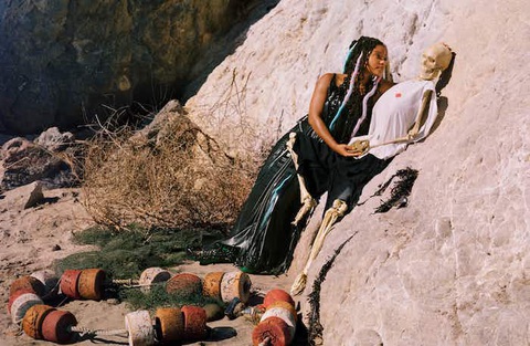 Halle Bailey gây sốc với bộ ảnh nàng tiên cá... mắc cạn - Ảnh 4. Halle Bailey gây sốc với bộ ảnh nàng tiên cá... mắc cạn - Ảnh 4.