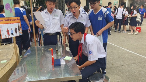 Học sinh lớp 9 TP.HCM đi tour ở trường THPT - Ảnh 2. Học sinh lớp 9 TP.HCM đi tour ở trường THPT - Ảnh 2.