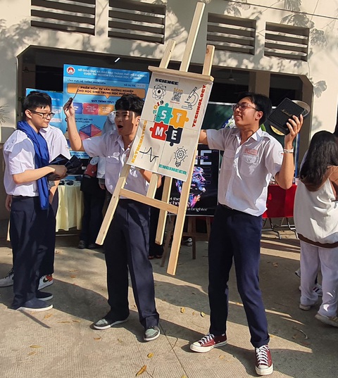 Học sinh lớp 9 TP.HCM đi tour ở trường THPT - Ảnh 6. Học sinh lớp 9 TP.HCM đi tour ở trường THPT - Ảnh 6.