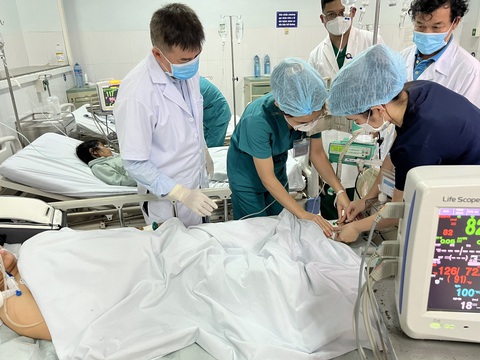 Sức khỏe của bệnh nhân ngộ độc botulinum nặng nhất ở Quảng Nam hiện ra sao? - Ảnh 2. Sức khỏe của bệnh nhân ngộ độc botulinum nặng nhất ở Quảng Nam hiện ra sao? - Ảnh 2.