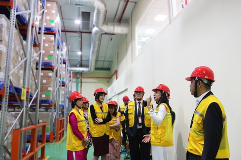 Vương quốc Anh ủng hộ những thành công trong lĩnh vực y tế tại Việt Nam - Ảnh 4. Nhà kho GSK đạt tiêu chuẩn GSP, thuốc và vắc-xin được bảo đảm và duy trì sự an toàn cũng như chất lượng một cách tốt nhất theo tiêu chuẩn Việt Nam và quốc tế.