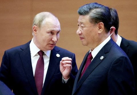 Ông Tập mang kỳ vọng gì đến Nga? - Ảnh 1. Tổng thống Nga Vladimir Putin và Chủ tịch Trung Quốc Tập Cận Bình nói chuyện trước cuộc họp của Tổ chức Hợp tác Thượng Hải ở Samarkand, Uzbekistan vào giữa tháng 9-2022 - Ảnh: REUTERS