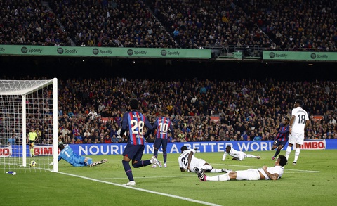 Thắng siêu kinh điển, Barca thẳng tiến đến vô địch - Ảnh 3. Thắng siêu kinh điển, Barca thẳng tiến đến vô địch - Ảnh 3.