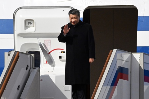 Ông Tập Cận Bình vẫy tay chào khi bước ra khỏi chuyên cơ ở sân bay Vnukovo - Ảnh: AFP Ông Tập Cận Bình vẫy tay chào khi bước ra khỏi chuyên cơ ở sân bay Vnukovo - Ảnh: AFP
