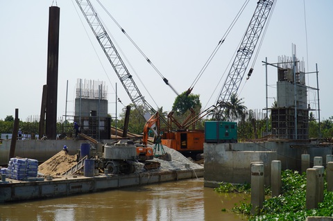 Dự án ngăn mặn chậm tiến độ, nhà vườn thiệt hại nặng do sầu riêng nhiễm mặn - Ảnh 2. Dự án ngăn mặn chậm tiến độ, nhà vườn thiệt hại nặng do sầu riêng nhiễm mặn - Ảnh 2.