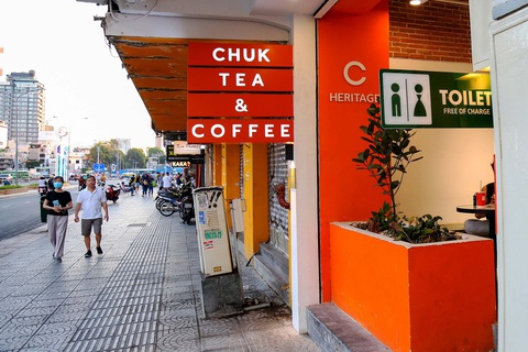Bắt tay giải quyết căn cơ nhà vệ sinh công cộng - Ảnh 1. Quán cà phê trên đường Lê Lợi, quận 1, TP.HCM trang bị nhà vệ sinh công cộng miễn phí cho người dân và khách du lịch - Ảnh: PHƯƠNG QUYÊN