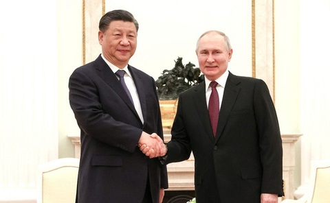Trung Quốc - Nga xích lại gần nhau - Ảnh 1. Ông Tập Cận Bình và ông Vladimir Putin bắt tay tại Điện Kremlin ngày 20-3 - Ảnh: Reuters