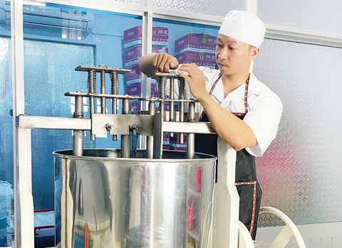 Nguyễn Hồng Huy - Ảnh do nhân vật cung cấp Anh Nguyễn Hồng Huy tìm cách chế tạo nhiều loại máy để giảm chi phí - Ảnh do nhân vật cung cấp
