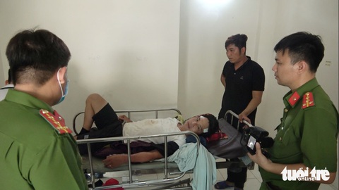 Nghi phạm Văn Phú Quốc bị khống chế đưa vào bệnh viện điều trị - Ảnh: LONG SA Nghi phạm Văn Phú Quốc bị khống chế đưa vào bệnh viện điều trị - Ảnh: LONG SA