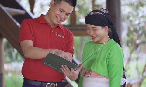 Bảo hiểm Agribank chính thức ra mắt bảo hiểm Bảo an tài khoản - Ảnh 1. Bảo hiểm Agribank tư, vấn giải thích với khách hàng về quyền và lợi ích khi tham gia bảo hiểm. Ảnh: ABIC