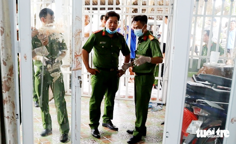 Công an khám nghiệm hiện trường - Ảnh: LONG SA Hiện trường vụ nghi phạm lên cơn động kinh đâm chết anh ruột - Ảnh: LONG SA