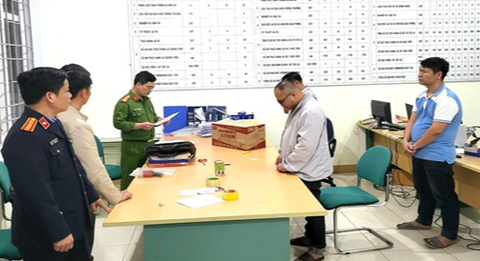 Khởi tố, bắt tạm giam giám đốc trung tâm sát hạch lái xe ở Hòa Bình - Ảnh 1. Cơ quan cảnh sát điều tra và viện kiểm sát thi hành lệnh bắt tạm giam và lệnh khám xét đối với các bị can - Ảnh: Viện Kiểm sát nhân dân tỉnh Hòa Bình