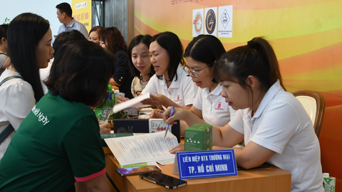 Chủ động liên kết vùng, giải bài toán tiêu thụ sản phẩm - Ảnh 1. Đại diện Saigon Co.op hướng dẫn các nhà cung cấp tiềm năng quy trình vào hàng siêu thị, góp ý các loại giấy tờ, hồ sơ chào hàng - Ảnh: HỒNG CHÂU