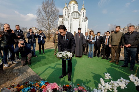 Thủ tướng Nhật Kishida tới khu vực thảm sát Bucha ở Ukraine - Ảnh 1. Thủ tướng Nhật Kishida tới khu vực thảm sát Bucha ở Ukraine - Ảnh 1.
