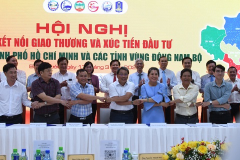 Chủ động liên kết vùng, giải bài toán tiêu thụ sản phẩm - Ảnh 3. Ông Lê Trường Sơn, phó tổng giám đốc Saigon Co.op (đứng giữa hàng đầu) ký kết hợp tác với các doanh nghiệp, hợp tác xã, vùng - Ảnh: HỒNG CHÂU