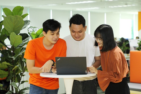 Môi trường làm việc sáng tạo của FWD trở thành điểm đến của nhiều bạn trẻ - Ảnh 2. Các bạn trẻ sẽ có cơ hội tiếp cận với những nền tảng công nghệ và ứng dụng kỹ thuật số mới trong ngành bảo hiểm trong suốt 18 tháng