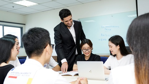 Lựa chọn các trường 3,5 năm tốt nghiệp, sinh viên tốt nghiệp sớm, thành công sớm - Ảnh 3. Lựa chọn các trường 3,5 năm tốt nghiệp, sinh viên tốt nghiệp sớm, thành công sớm - Ảnh 3.