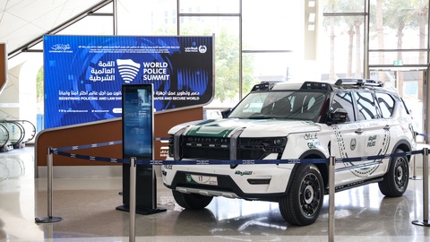Siêu xe truy quét tội phạm của cảnh sát Dubai: Camera kính viễn vọng, máy bay không người lái - Ảnh 14. Siêu xe truy quét tội phạm của cảnh sát Dubai: Camera kính viễn vọng, máy bay không người lái - Ảnh 14.