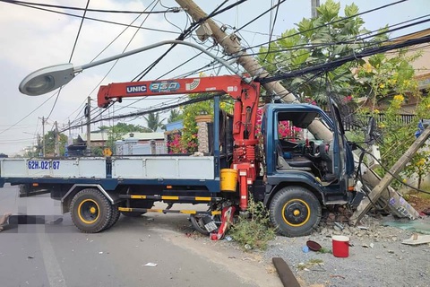 Xe tải tông hai xe máy và trụ điện khiến hai người chết, 6.450 hộ dân mất điện - Ảnh 1. Xe tải tông hai xe máy và trụ điện khiến hai người chết, 6.450 hộ dân mất điện - Ảnh 1.