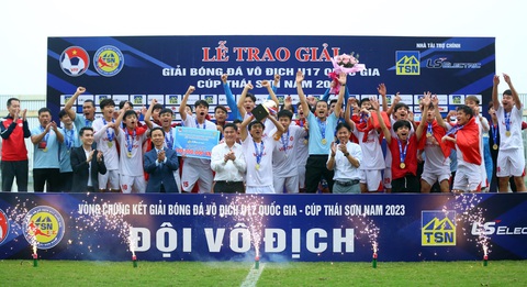 U17 Viettel lần thứ 2 vô địch U17 quốc gia - Ảnh 1. U17 Viettel nhận Cúp vô địch U17 quốc gia 2023 sau khi thắng trong trận chung kết diễn ra tại Trung tâm đào tạo bóng đá trẻ PVF - Ảnh: VFF